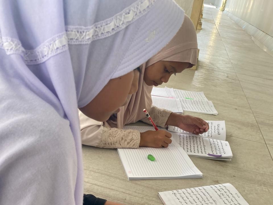 Belajar Sambil Bermain, Anak-anak Kayee Jatoe Ikuti Weekend Menulis Huruf Arab